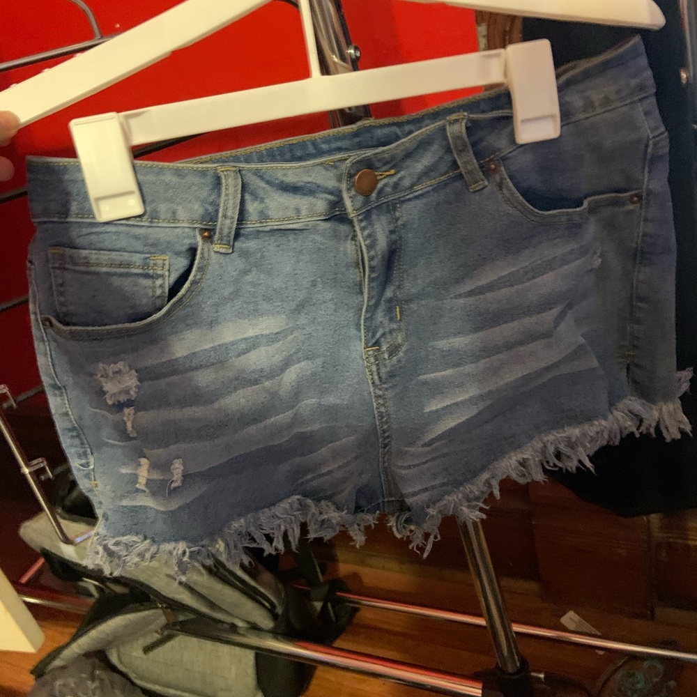 Denim jean shorts, fringed at cutout